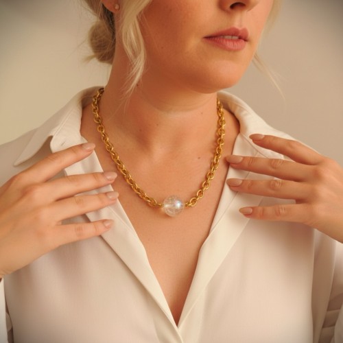 kobieta z naszyjnikiem