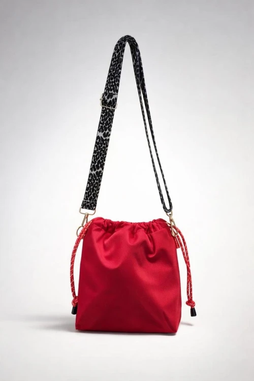 czerwony worek t.jpeg